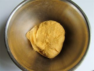 5、维尼豆沙馒头,现在可以动手了，把面大概揉成一个面团，用面团把盆边擦干净