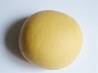 12、维尼豆沙馒头,取出放在案板上排气，并撒15克干面粉和发酵好的面团反复揉一揉排气，揉至切面组织没有较大的大气孔即可，是否成为好馒头，这一道程序可是关键哦