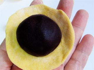 14、维尼豆沙馒头,包上豆沙馅料，也可以包自己喜欢的馅料，像包包子一样保湿，然后揉圆倒扣就是光滑滑的馒头