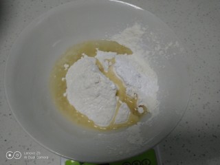 2、蒸蛋糕,倒入葵花籽油。