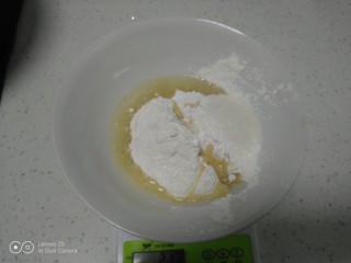 3、蒸蛋糕,放入白糖。