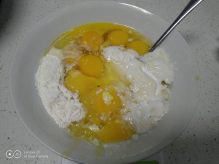 4、蒸蛋糕,打入鸡蛋。