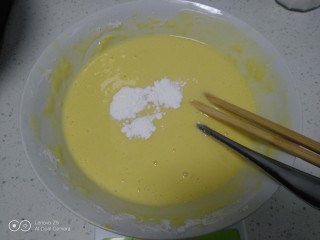 5、蒸蛋糕,搅拌均匀放入泡打粉。