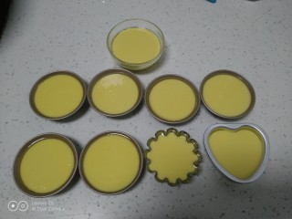 8、蒸蛋糕,模具中均匀涂上熟油，倒入面糊，倒入模具的9分满即可。