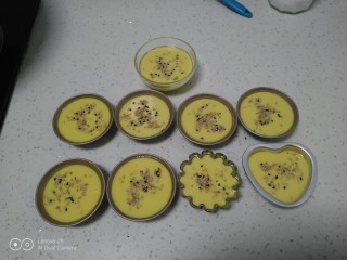 9、蒸蛋糕,均匀撒上熟芝麻。