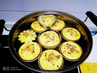 11、蒸蛋糕,中火蒸10分钟。