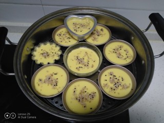 10、蒸蛋糕,水开后放入蒸锅。