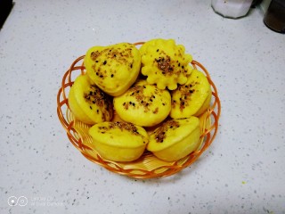 13、蒸蛋糕,盛入盘中。