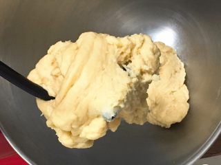 2、喜饼+椰蓉奶酪味,启动厨师机揉面10分钟。