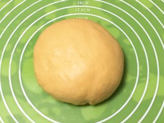 3、喜饼+椰蓉奶酪味,拿出整理、滚圆。