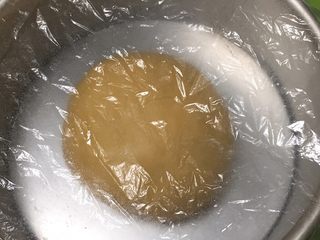 4、喜饼+椰蓉奶酪味,放入模具，盖上保鲜膜。