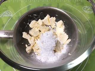 6、喜饼+椰蓉奶酪味,发酵时间做椰蓉奶酪馅，奶酪切小块，放入糖粉。
