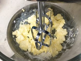 7、喜饼+椰蓉奶酪味,隔热水融化，用打蛋器低速搅拌。