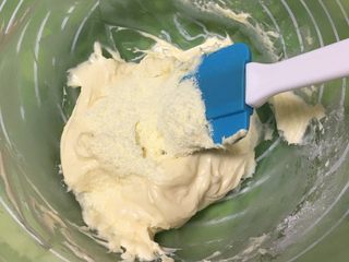 8、喜饼+椰蓉奶酪味,搅拌后再用刮刀翻拌均匀。