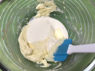 9、喜饼+椰蓉奶酪味,分次加入淡奶油翻拌。