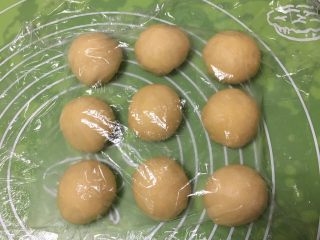 14、喜饼+椰蓉奶酪味,分成九个剂子，盖上保鲜膜静置20分钟。