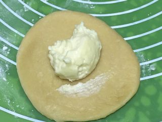 16、喜饼+椰蓉奶酪味,放入椰蓉奶酪馅。