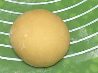 18、喜饼+椰蓉奶酪味,翻个身整理一下，放入烤盘，同样用保鲜膜封好。