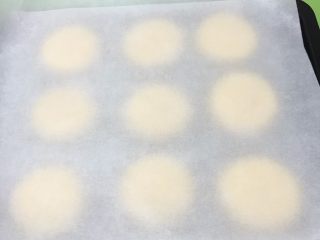 21、喜饼+椰蓉奶酪味,铺上烤盘纸。