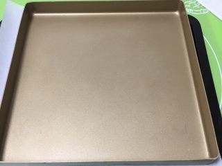 22、喜饼+椰蓉奶酪味,再用金盘压住，不让它蓬发。