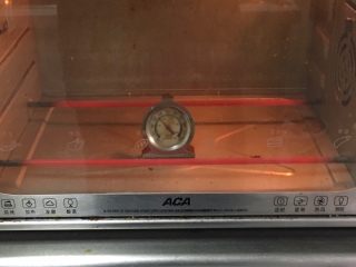 23、喜饼+椰蓉奶酪味,烤箱175度预热10分钟。