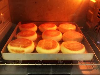 25、喜饼+椰蓉奶酪味,烤完拿出，喜饼翻面，移入金盘再送入烤箱的下层，烤制12分钟。