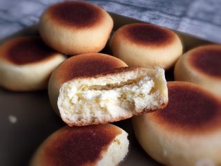 27、喜饼+椰蓉奶酪味,切开看看里面的层次，香喷喷的椰蓉奶酪喜饼就可以品尝了。