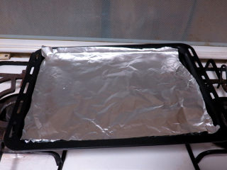 1、快手美味早餐【岩烧乳酪】,准备好所有食材。烤箱预热上火180°，下火120°，烤盘铺锡纸