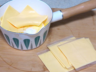 2、快手美味早餐【岩烧乳酪】,黄油，淡奶油，砂糖，芝士片全部放入锅里