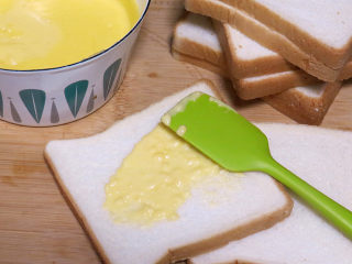 5、快手美味早餐【岩烧乳酪】,取一片吐司，正面抹上芝士糊