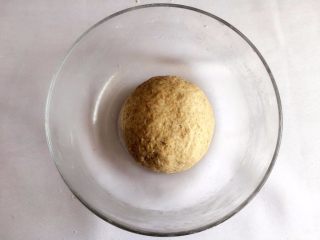 3、全麦面包, 全麦粉/ 细砂糖/ 鸡蛋/ 盐/ 配方奶/ 酵母水混合放入盆里和成面团；PS：糖跟酵母水分开2边放，避免相互接触；