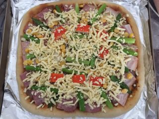 13、龙虾披萨,撒上适量马苏里拉芝士和披萨草，放入烤箱190度烤10分钟