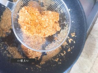 11、超级酥脆的炸猪排,炸好的猪排控油捞出。