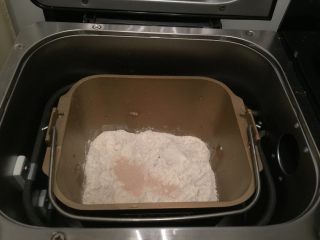 2、迷你热狗包,最后放入酵母