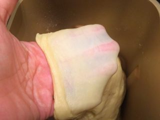 4、迷你热狗包,揉至20分钟左右后放入黄油，揉至完全扩展阶段