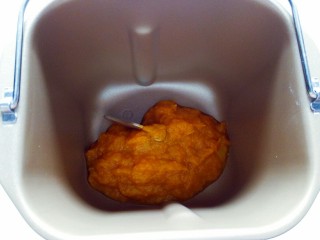 6、南瓜发糕,将南瓜泥倒入面包机中