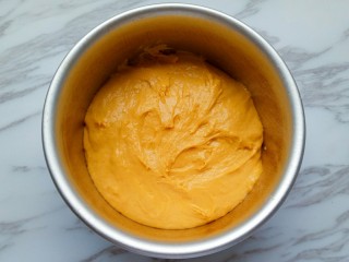 10、南瓜发糕,六寸戚风模具周边及底部抹油，将搅拌好的面糊倒入模具中