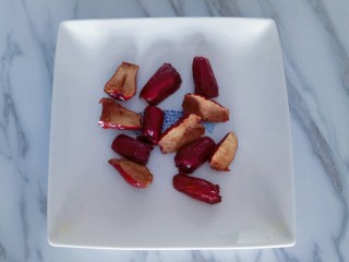 12、南瓜发糕,红颜洗干净，切两半去掉枣胡