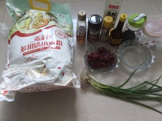 1、牛肉飞饼,准备好材料