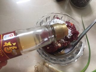 4、牛肉飞饼,牛肉加入生抽、盐、葱姜料酒、胡椒粉、生粉、辣椒酱、香油