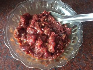 5、牛肉飞饼,搅拌均匀后静置2小时
