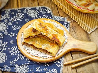 12、牛肉飞饼,出锅放在油纸上滤去油份