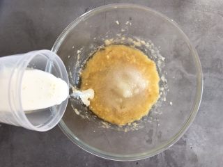 4、香蕉巧克力豆蛋糕,加入纯牛奶