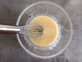 5、香蕉巧克力豆蛋糕,搅拌均匀