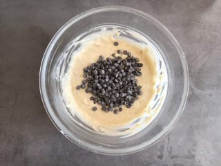 7、香蕉巧克力豆蛋糕,加入巧克力豆搅拌