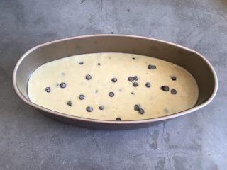 8、香蕉巧克力豆蛋糕,装入模具中（六寸圆模，椭圆模具都可以，普通模具需要刷油防粘）放入提前预热好的烤箱上下火170度40分钟左右即可