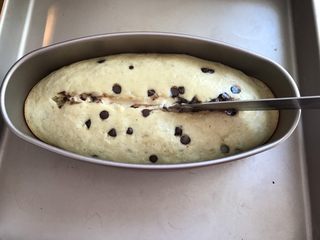 9、香蕉巧克力豆蛋糕,烤到15分钟的时候取出蛋糕在表面划一刀造型更好看