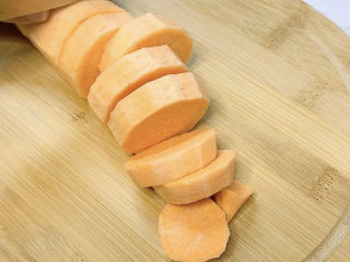 1、红薯饼,红薯先切一厘米的薄片