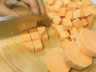 2、红薯饼,再切成拇指大小的方块