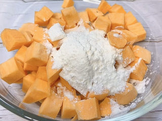 3、红薯饼,红薯块里加一大勺面粉，不用很多，主要让红薯块会粘连就可以。